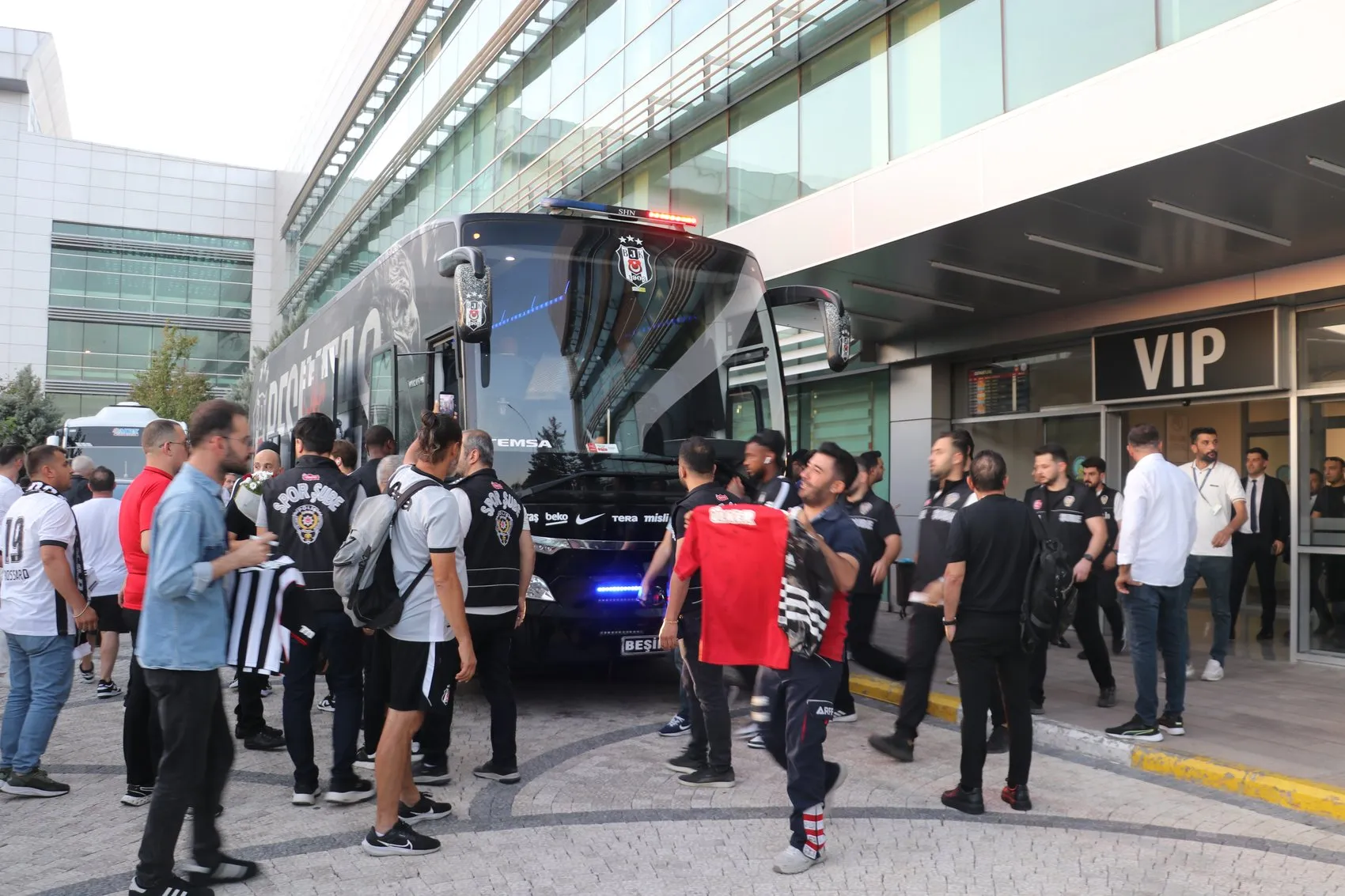Beşiktaş kafilesi Diyarbakır'a ayak bastı: Amedspor maçı için geri sayım başladı
