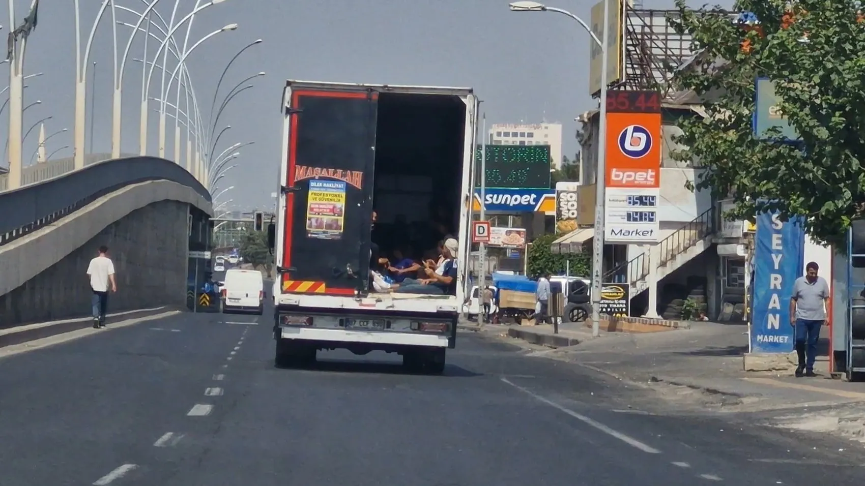 Diyarbakır trafiğinde yürekleri ağza getiren görüntü: Kamyonet kasasında tehlikeli yolculuk