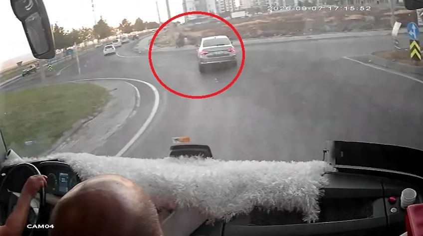 Diyarbakır Bağlar'da kaldırımda yürüyen anne ve iki çocuğuna otomobil çarptı: 3 yaralı