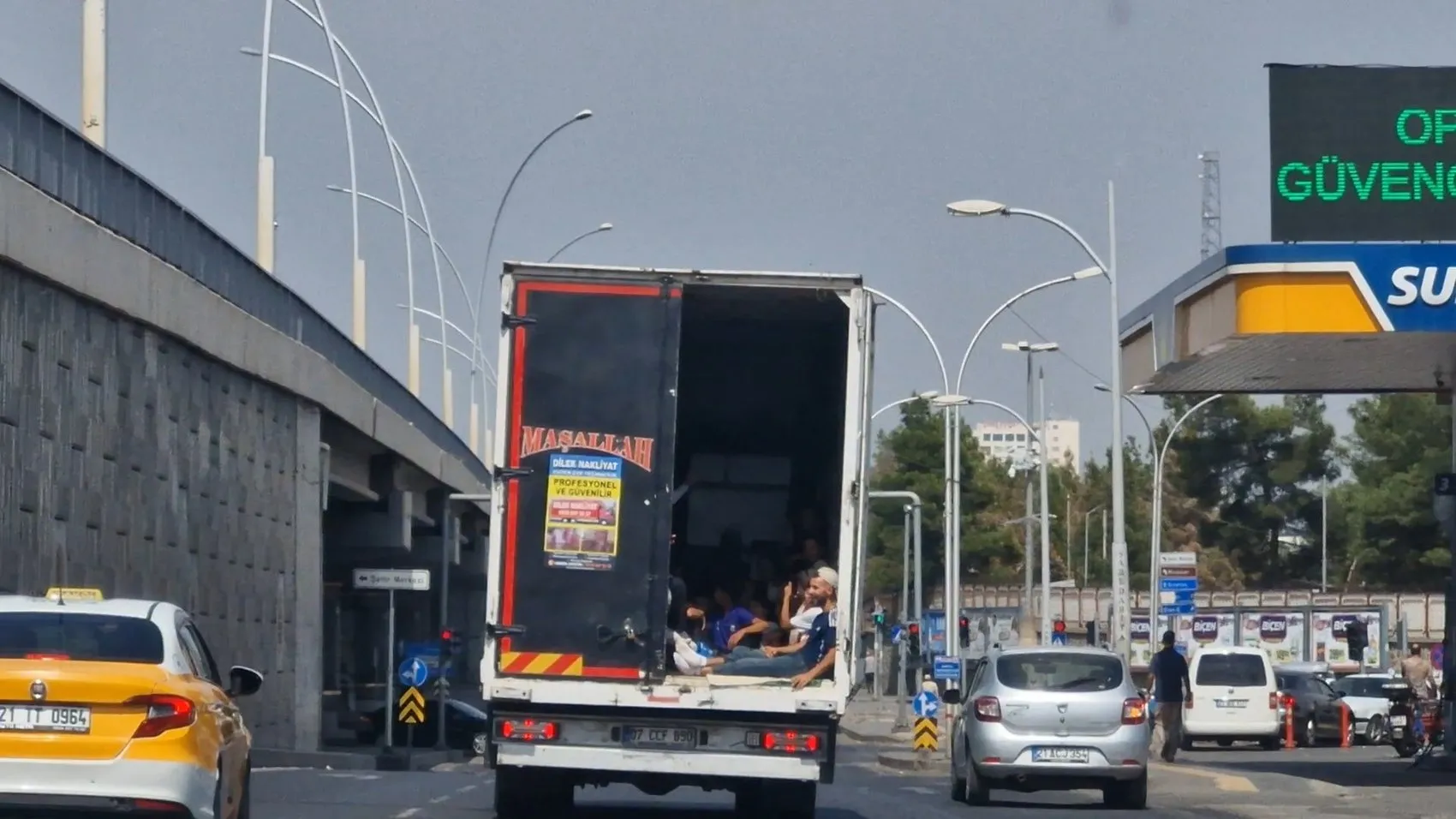 Diyarbakır trafiğinde yürekleri ağza getiren görüntü: Kamyonet kasasında tehlikeli yolculuk