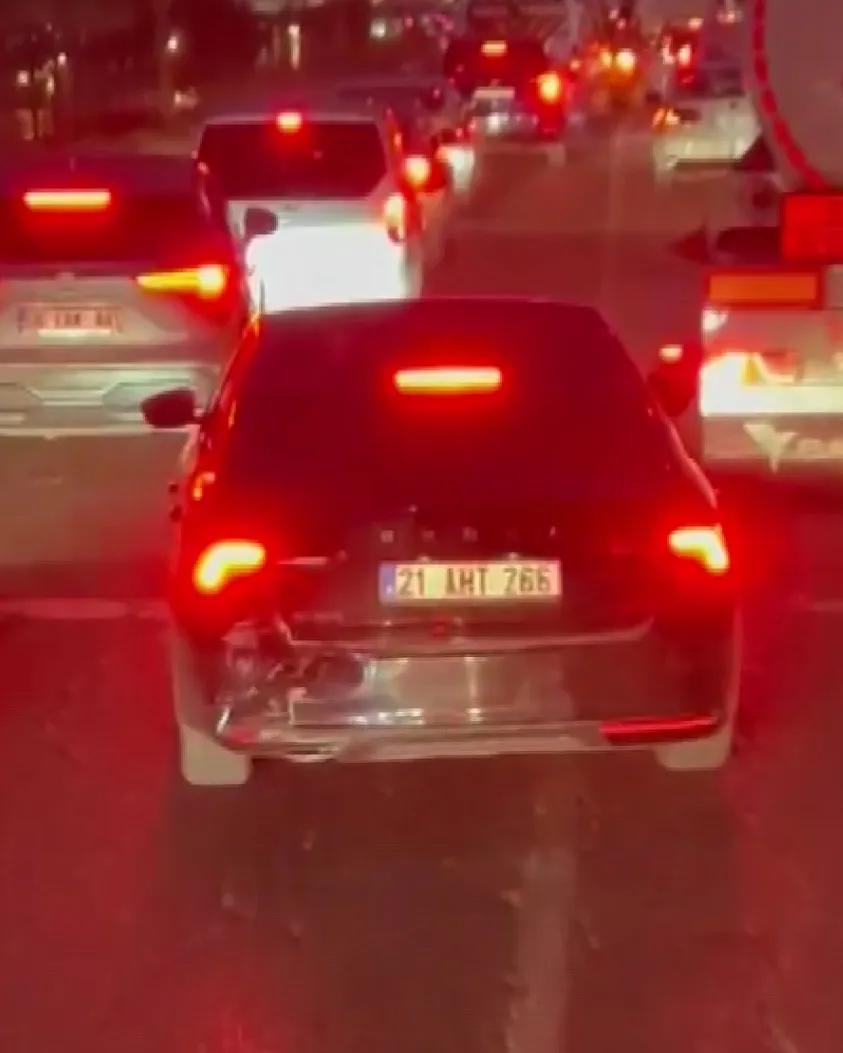 Diyarbakır Silvan Bulvarı'nda itfaiye aracına yol vermeyen çakarlı araç tepki çekti