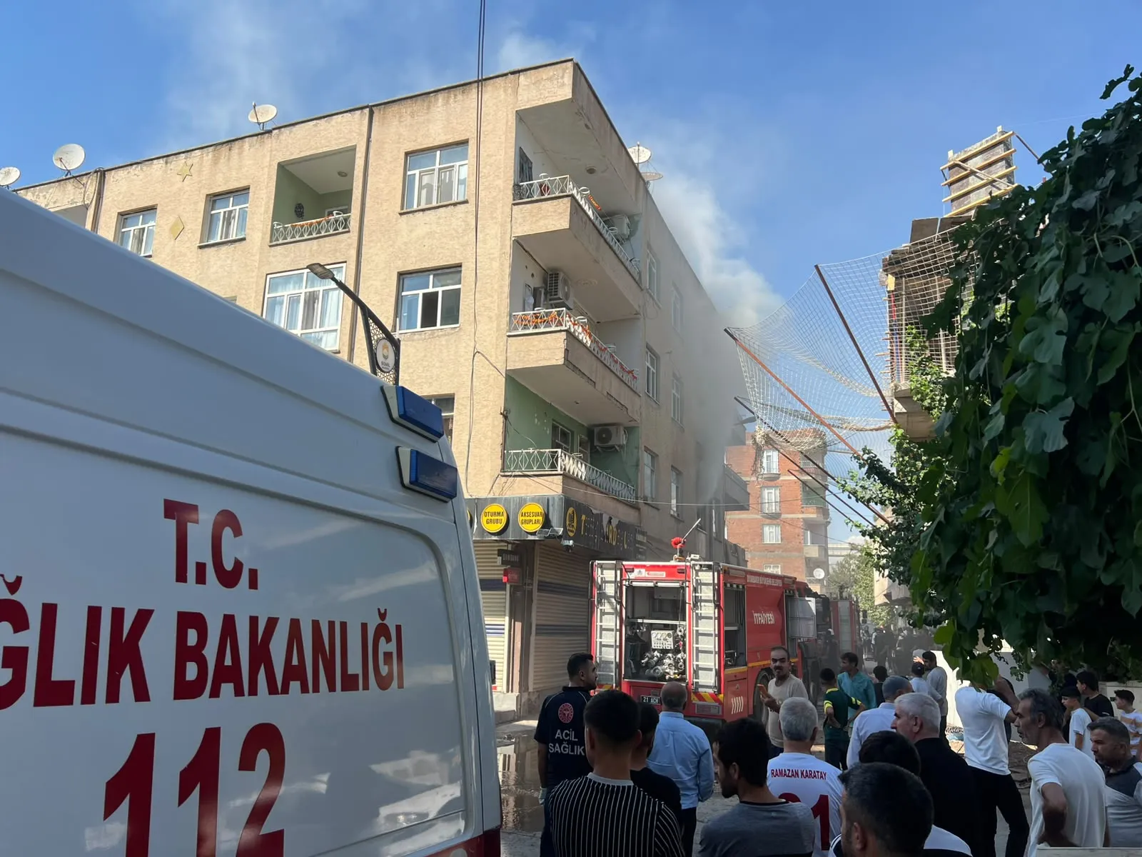 Diyarbakır Bismil'de korkutan yangın: Mahsur kalan kadın konteynerle kurtarıldı