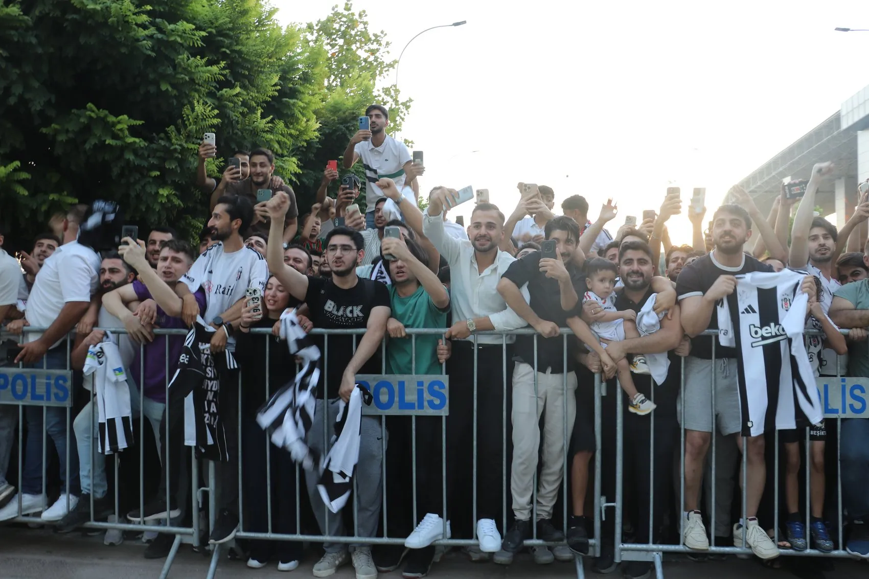 Beşiktaş kafilesi Diyarbakır'a ayak bastı: Amedspor maçı için geri sayım başladı