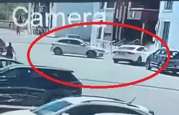 Diyarbakır Kayapınar'da site içinde korkutan kaza: Otomobil duvara çarptı