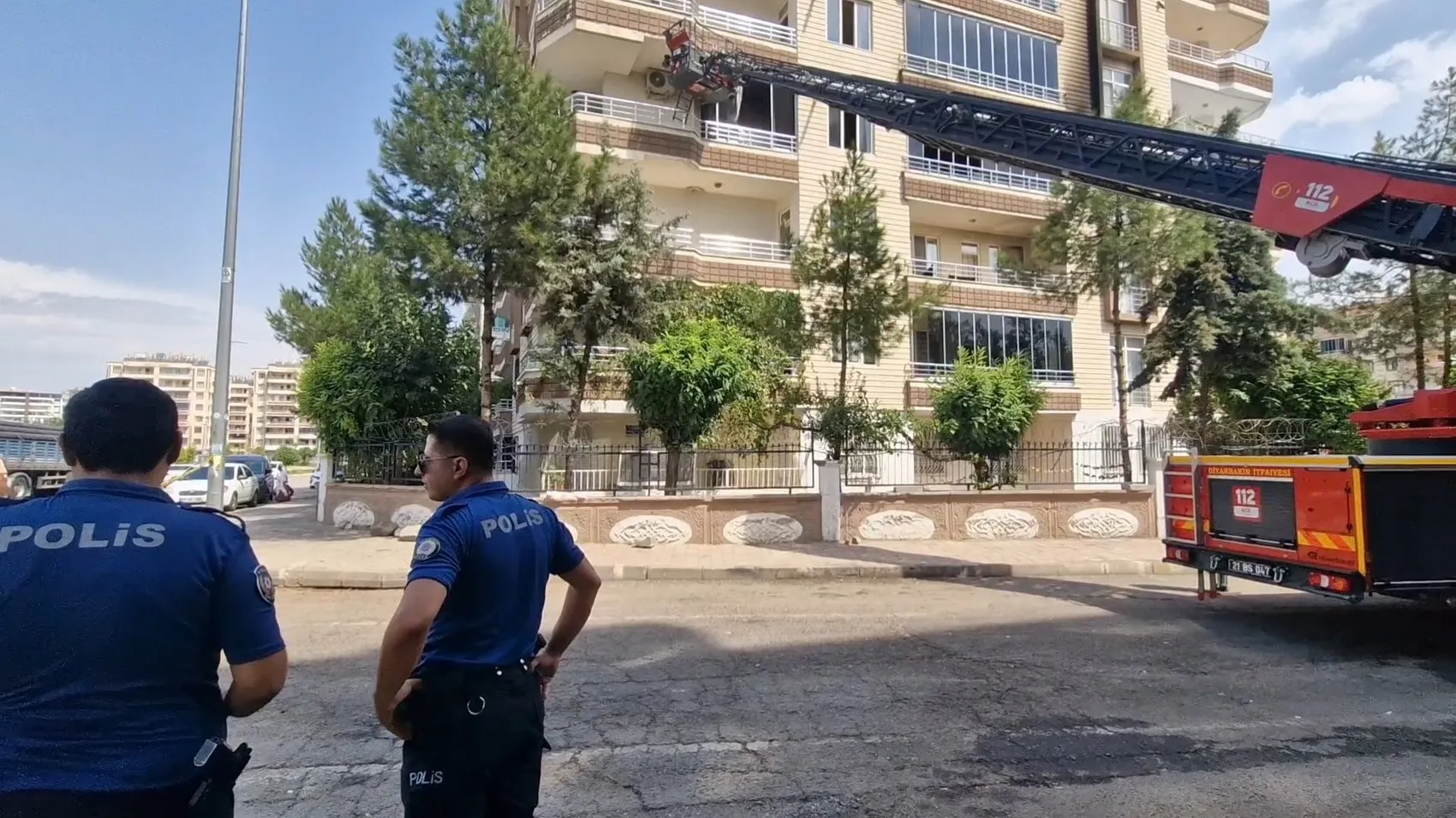Diyarbakır Bağlar'da apartman yangını paniği: 3'ü çocuk 6 kişi dumandan etkilendi