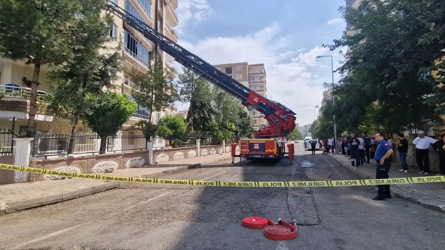 Diyarbakır Bağlar'da apartman yangını paniği: 3'ü çocuk 6 kişi dumandan etkilendi