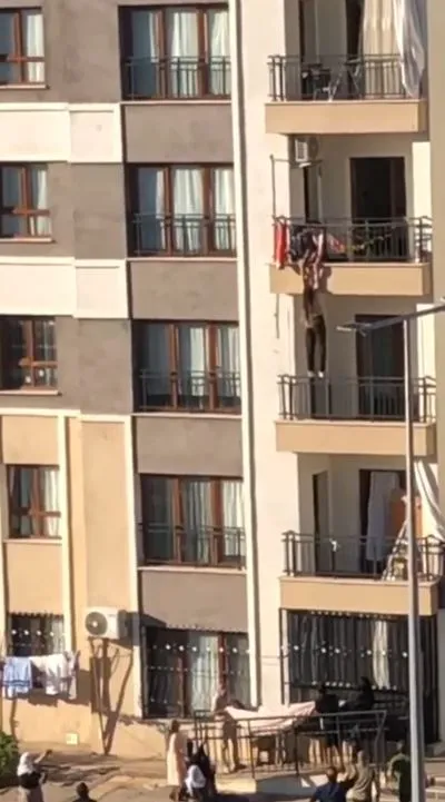 Diyarbakır Bağlar'da yürekleri ağza getiren kurtarma: Balkondan düşen çocuğu böyle yakaladı