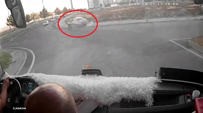 Diyarbakır Bağlar'da kaldırımda yürüyen anne ve iki çocuğuna otomobil çarptı: 3 yaralı