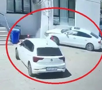 Diyarbakır Kayapınar'da site içinde korkutan kaza: Otomobil duvara çarptı