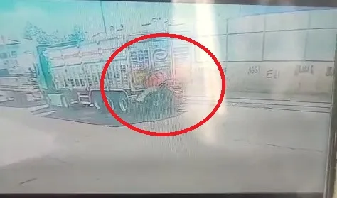 Diyarbakır Bağlar'da motokurye dehşeti: Park halindeki TIR'a çarptı, kaza anı kamerada