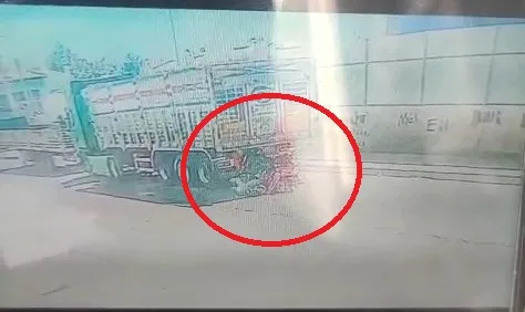 Diyarbakır Bağlar'da motokurye dehşeti: Park halindeki TIR'a çarptı, kaza anı kamerada
