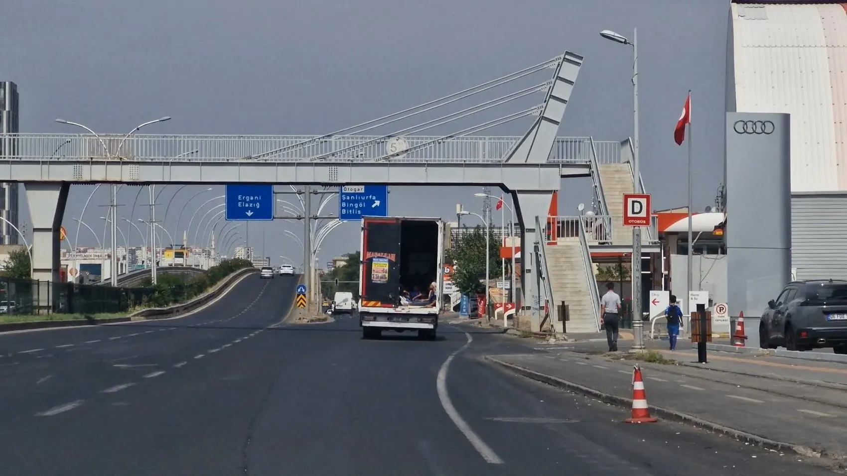 Diyarbakır trafiğinde yürekleri ağza getiren görüntü: Kamyonet kasasında tehlikeli yolculuk