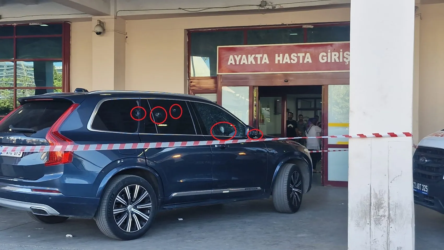 Diyarbakır Yenişehir'de kırmızı ışıkta dehşet anları: Silahlı saldırı kamerada