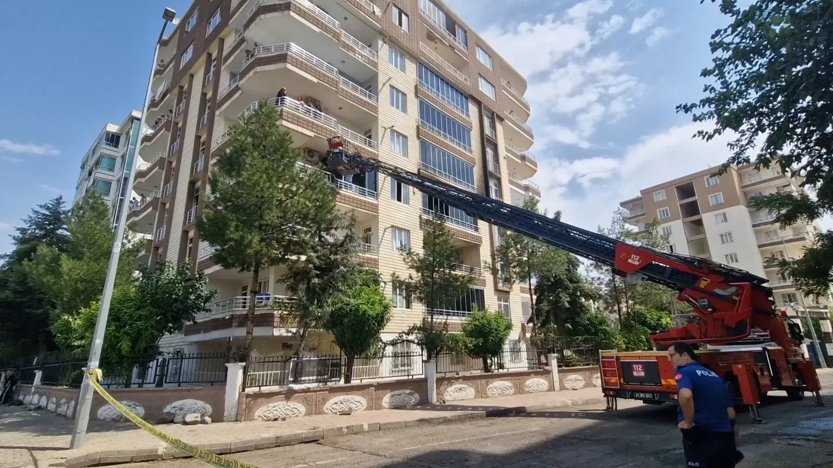 Diyarbakır Bağlar'da apartman yangını paniği: 3'ü çocuk 6 kişi dumandan etkilendi