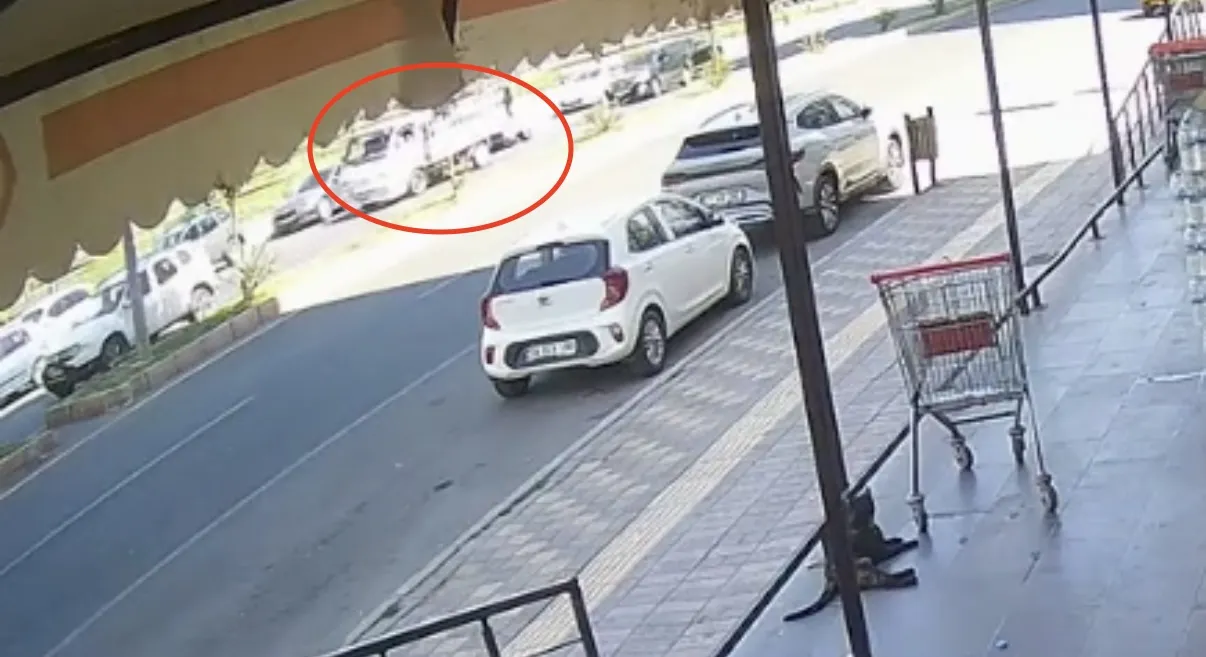 Diyarbakır Kayapınar'da feci kaza: Kapıya çarpan motosikletli kamyon altında kaldı